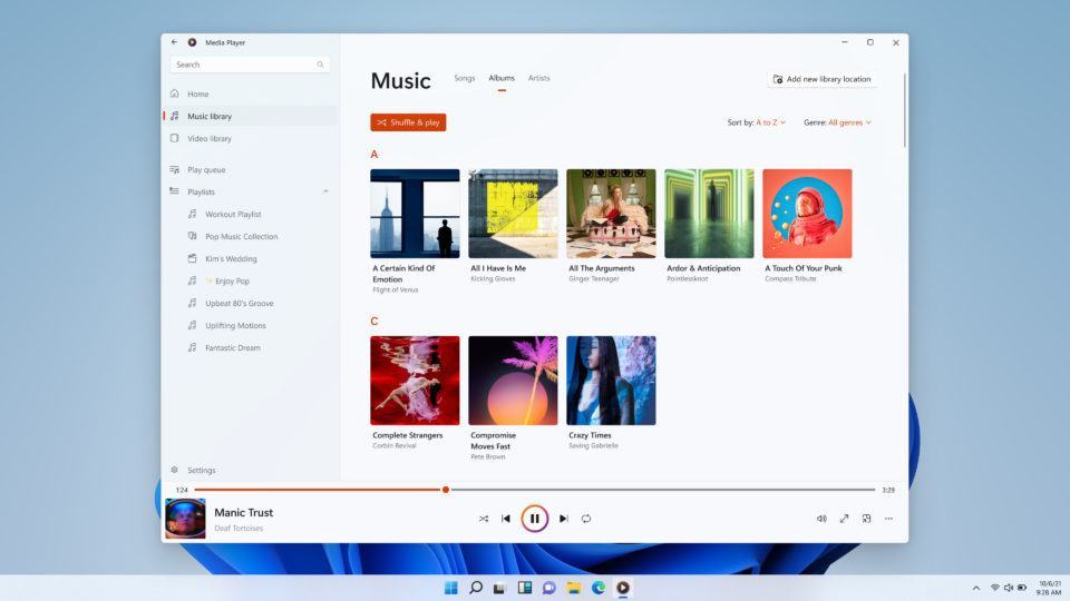 Print da área de trabalho do Windows 11, com a janela do novo Media Player aberta, em cores claras e com cores de realce que lembram as do Zune (laranja e roxo).