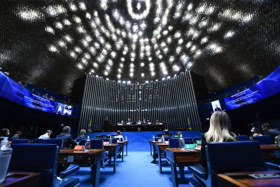 Plenário do Senado, foto tirada do fundo, pegando boa parte do teto, de cima para baixo.