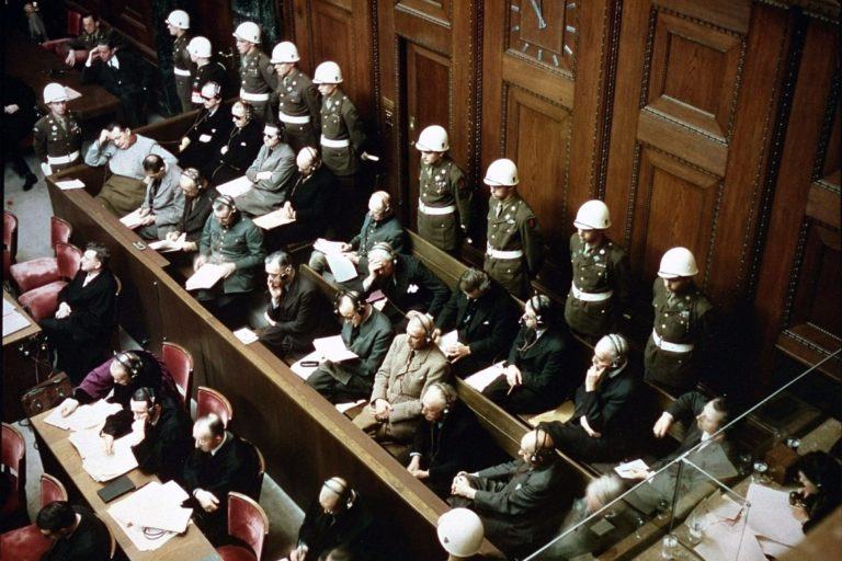 Foto de cima, visão isométrica, dos advogados de defesa no julgamento de Nuremberg, em 1945.