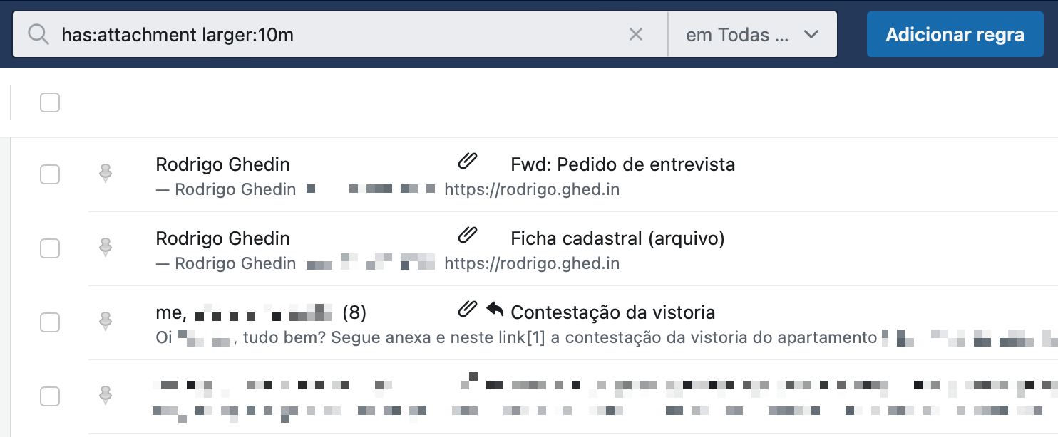 Print de uma pesquisa no Fastmail por mensagens com anexos e maiores que 10 MB, exibindo alguns resultados parcialmente pixelados (para proteger a privacidade).