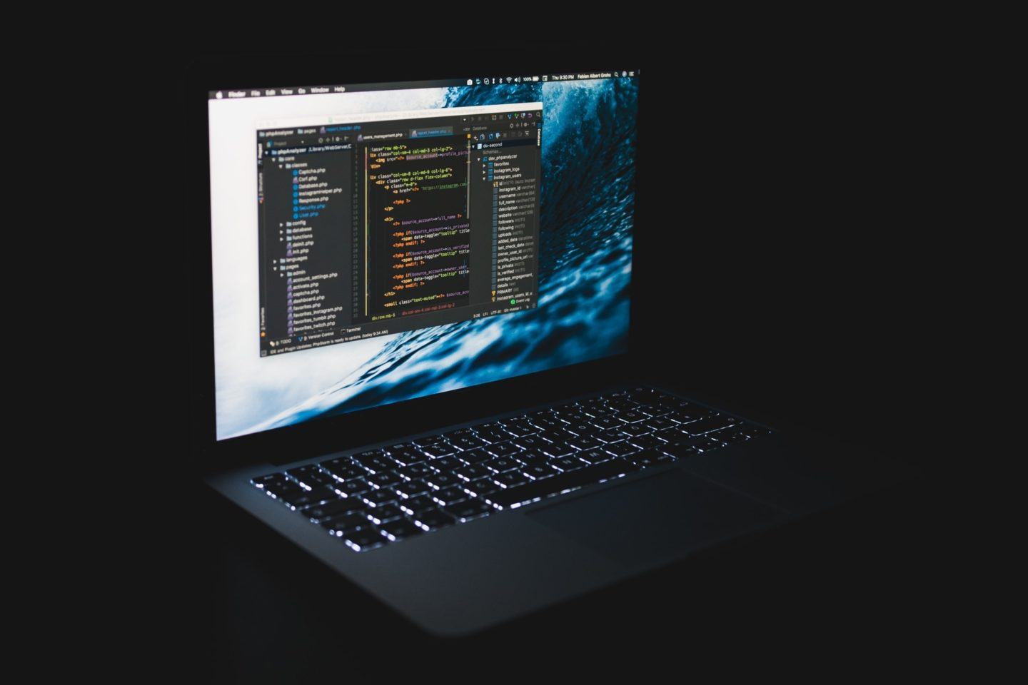 Notebook com editor de código aberto em um ambiente totalmente escuro.