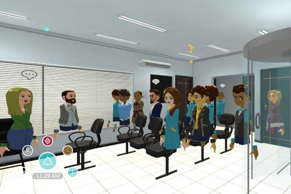 Imagem de um ambiente virtual de uma sala do fórum, com vários avatares (pessoas cartunescas sem pernas) entre as cadeiras.