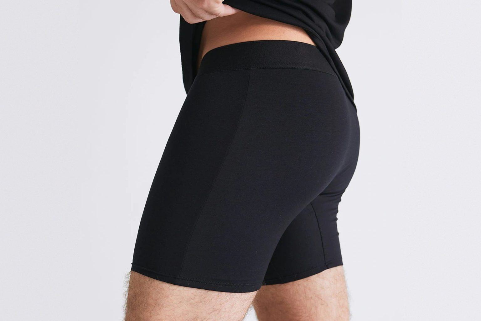 Close lateral da bacia de um homem vestindo uma cueca preta da Insider.