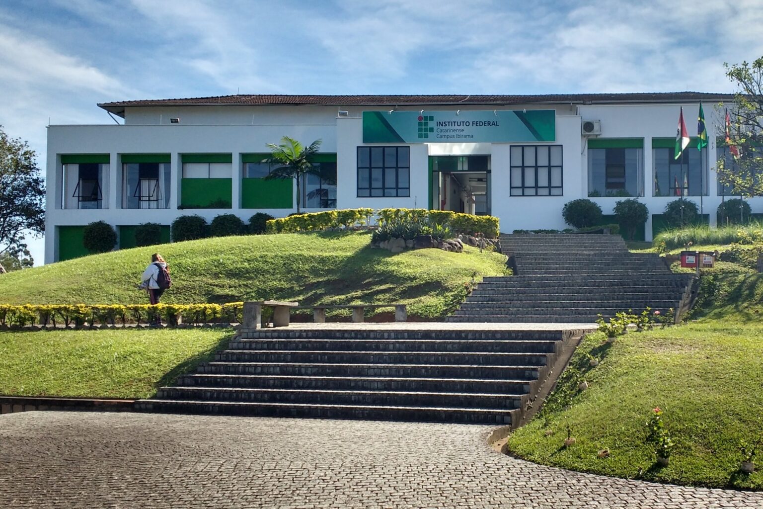 Foto da fachada do prédio principal do campus de Ibirama do Instituto Federal Catarinense (IFC).