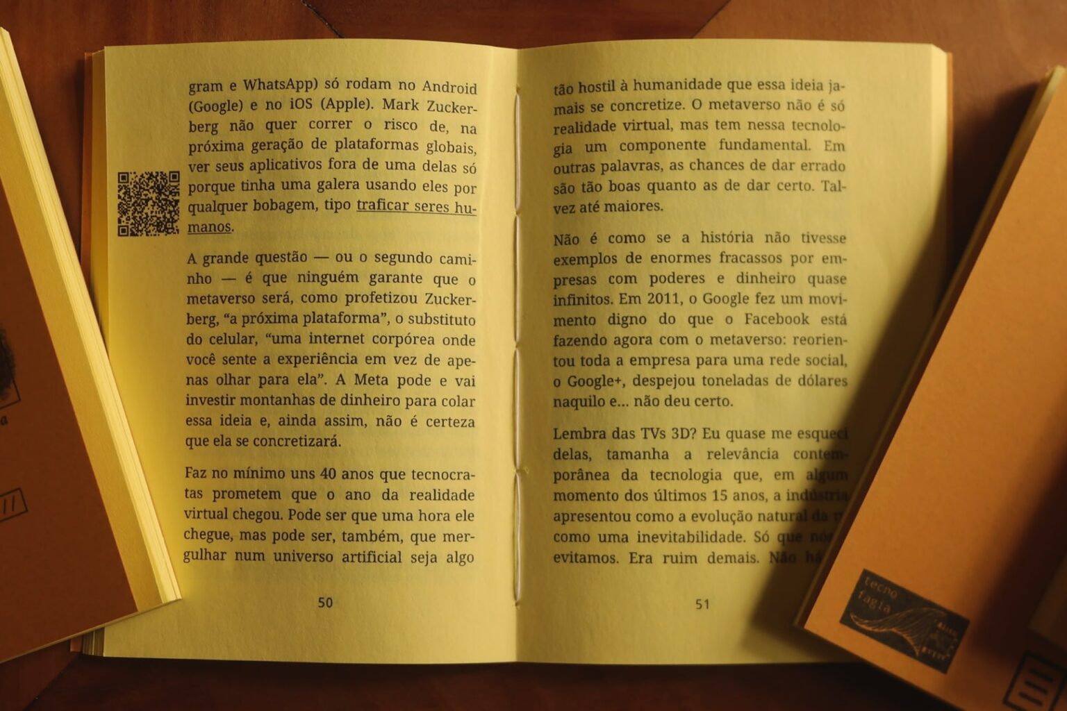 Zine do Manual do Usuário aberto, foto de cima, com duas cópias ao lado segurando a central aberta.