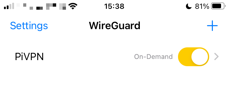 Print parcial do WireGuard para iOS mostrando uma VPN chamada PiVPN com status sob demanda.