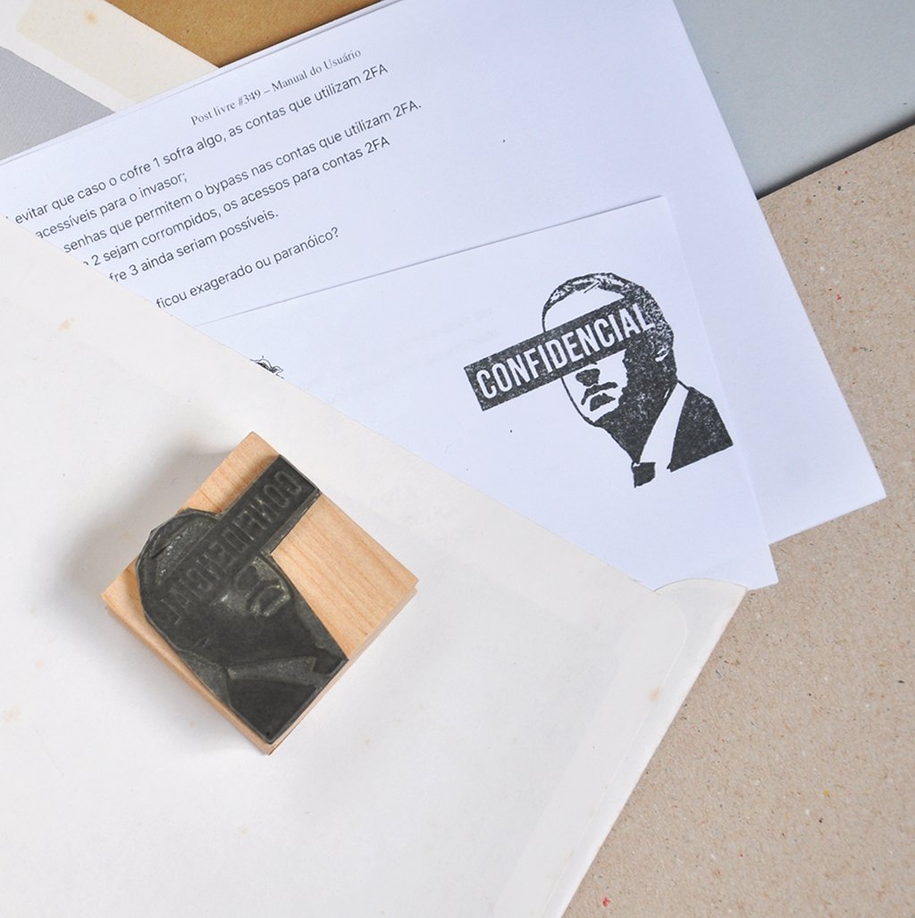 Foto de cima de uma folha, com o carimbo “Confidencial”, com o rosto de Mark Zuckerberg, carimbado em uma das folhas.