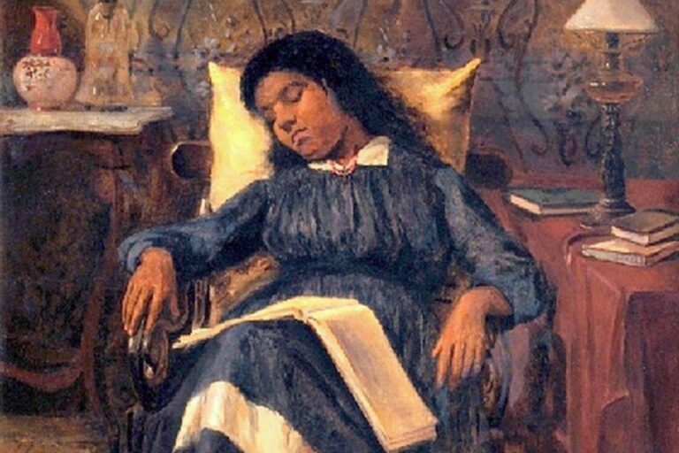 Recorte de uma pintura. Mulher jovem, de vestido azul, dormindo em uma cadeira com um livro aberto em seu colo.