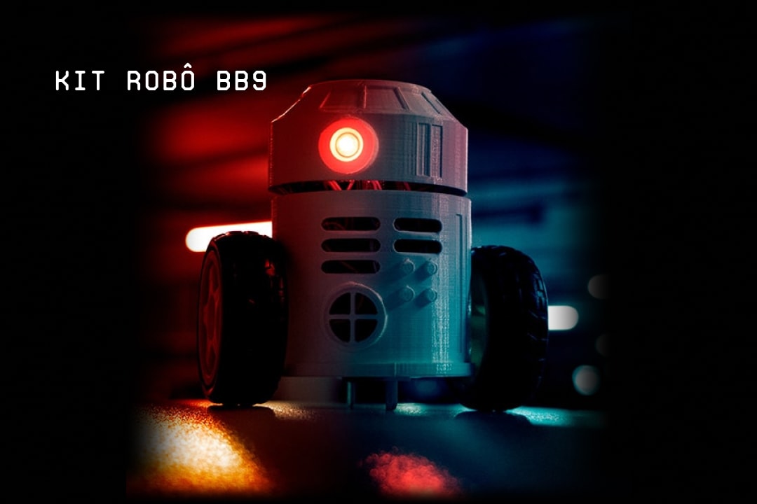 Pequeno robô cilíndrico, com duas rodas e um “olho” vermelho brilhante, em um ambiente escuro. Ao lado, no topo, a frase “Kit Robô BB9”.