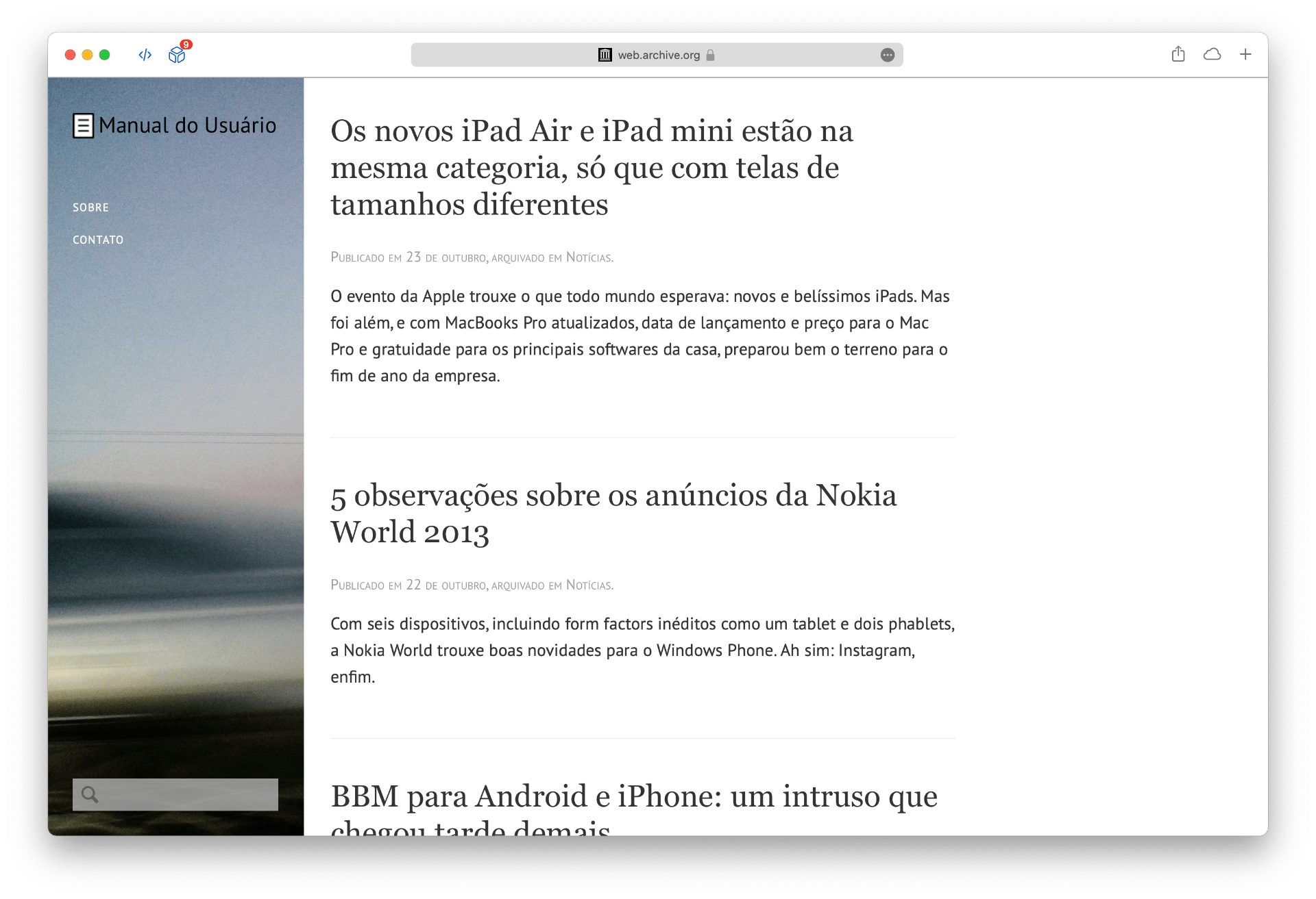 Print do primeiro leiaute do Manual, com uma imagem borrada à esquerda e resumos dos posts à direita.