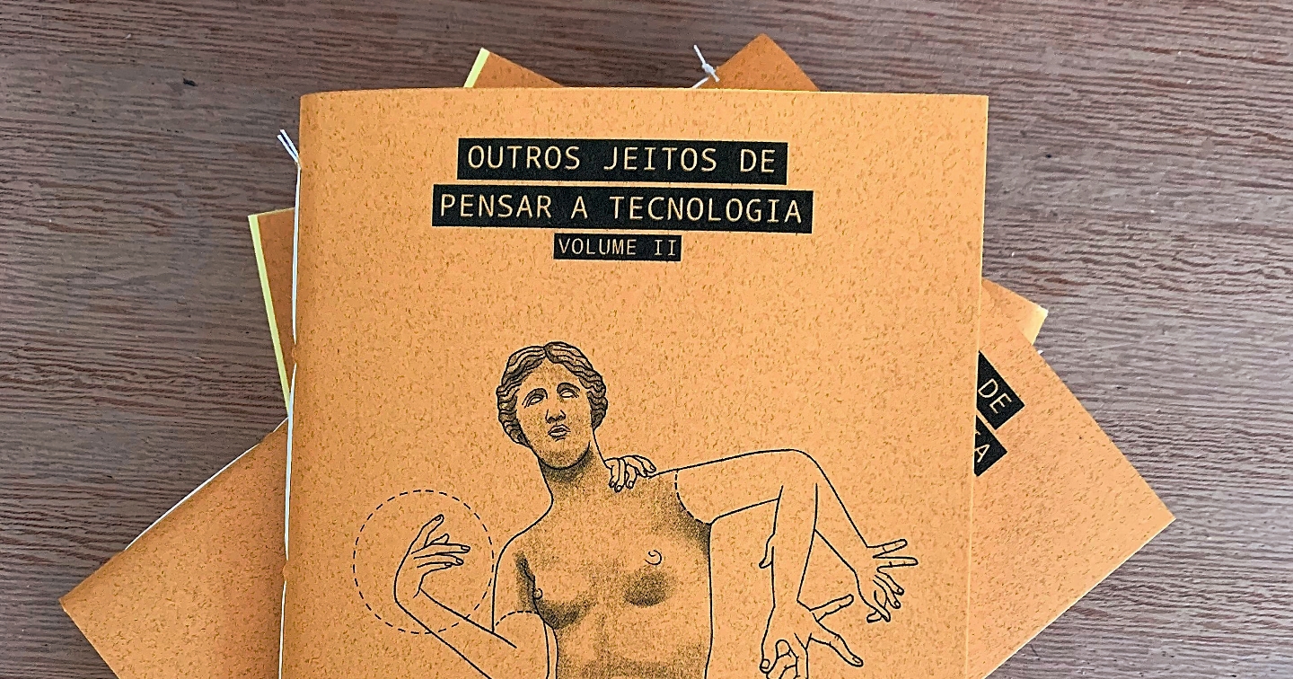 Detalhe da capa do livrinho “Outros jeitos de pensar a tecnologia: Volume II”.