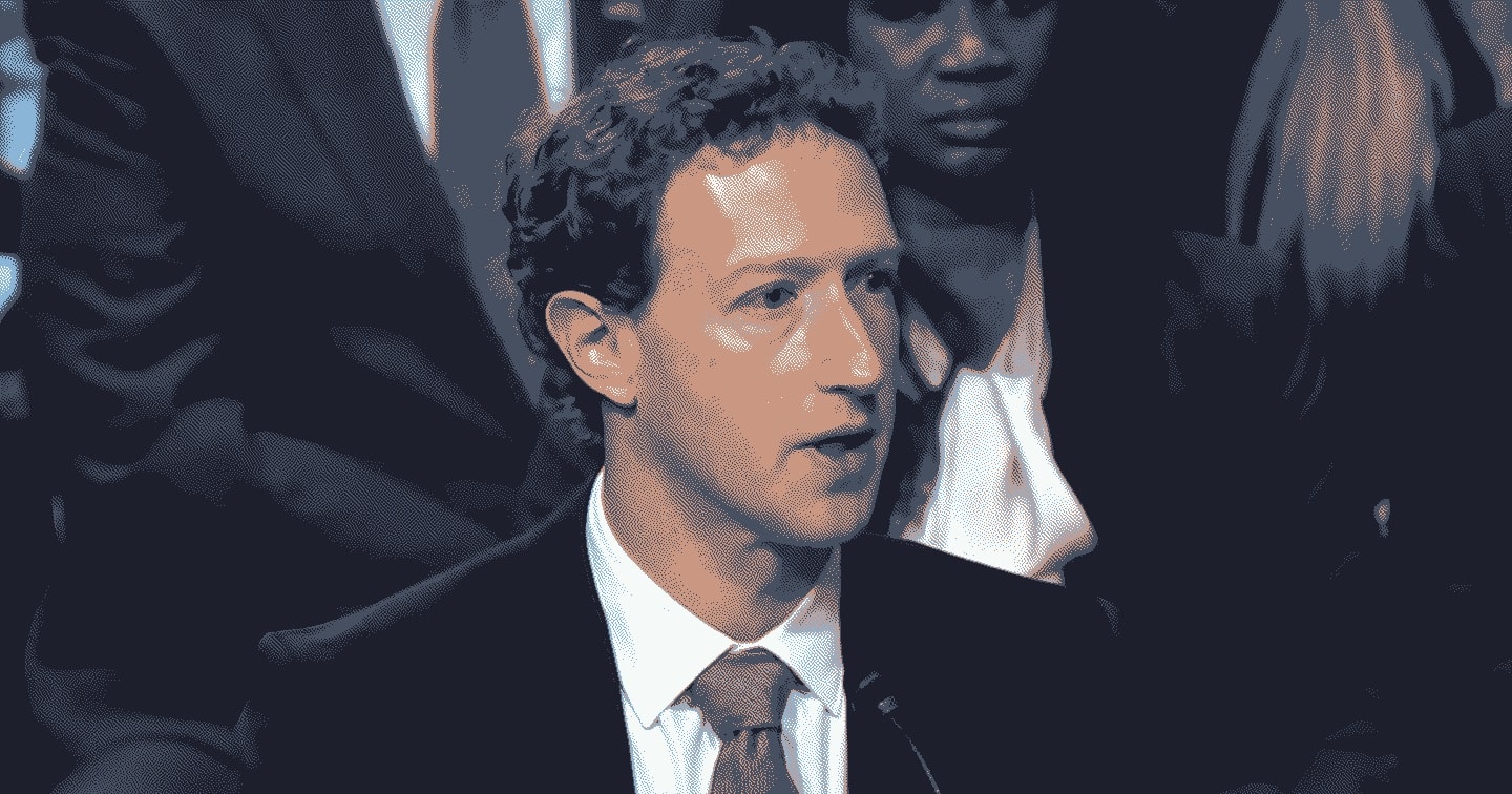 Mark Zuckerberg (homem branco, cabelo curto, vestindo terno e gravata) com várias pessoas ao fundo. Foto com efeito dithering.
