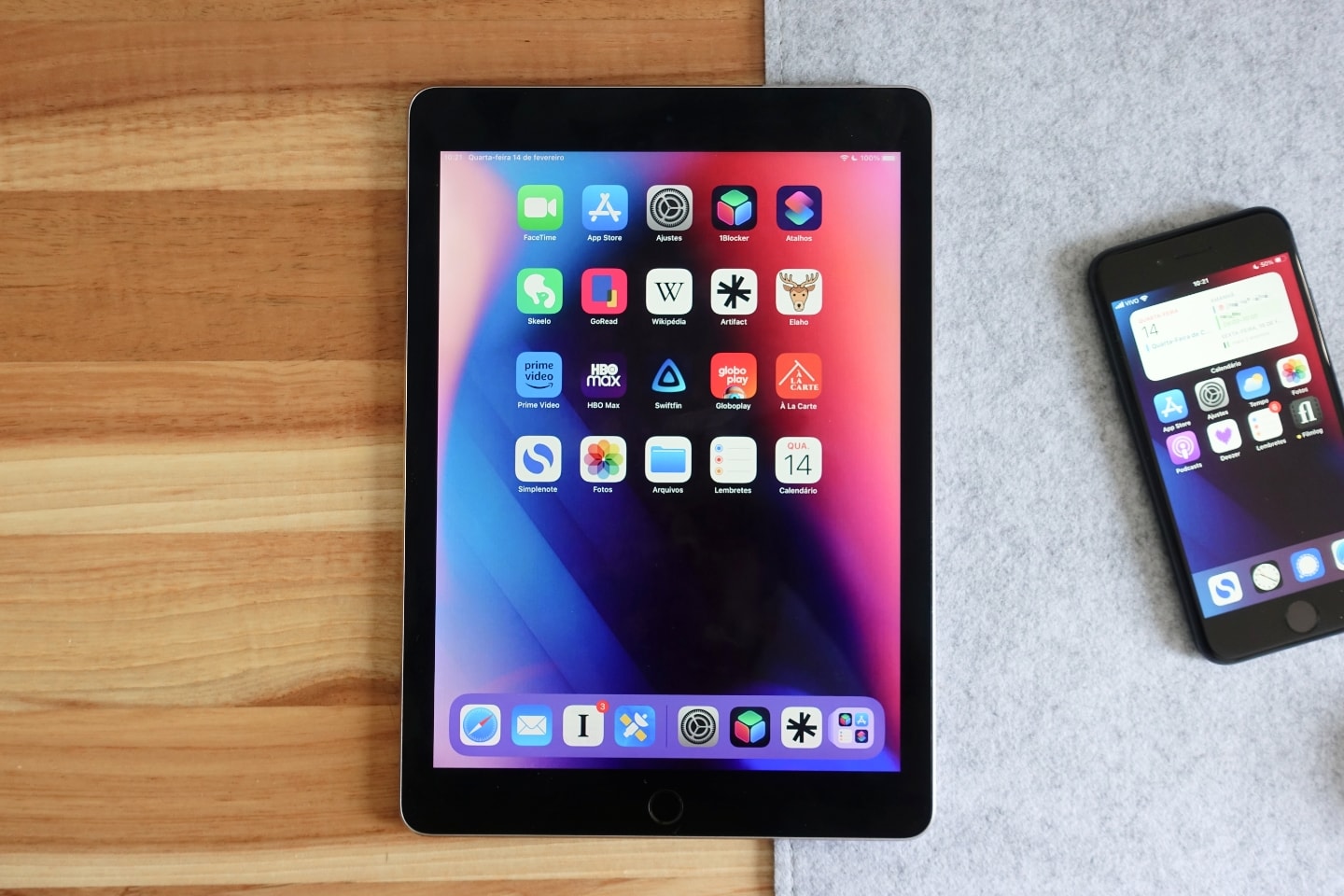 Foto de cima de um iPad Pro de 9,7 polegadas, com um iPhone SE ao lado.