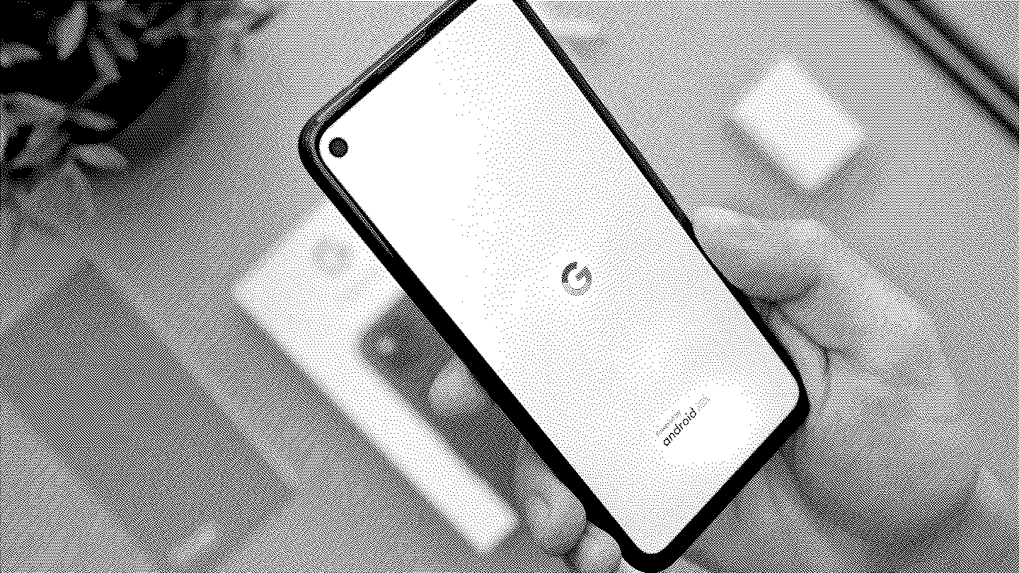 Mão segurando um celular Android, com os logos do Google e do Android.
