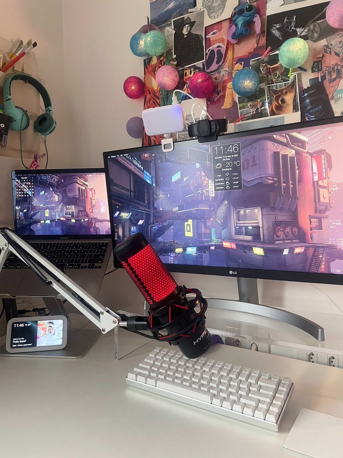 Detalhe do microfone com LEDs vermelhos.