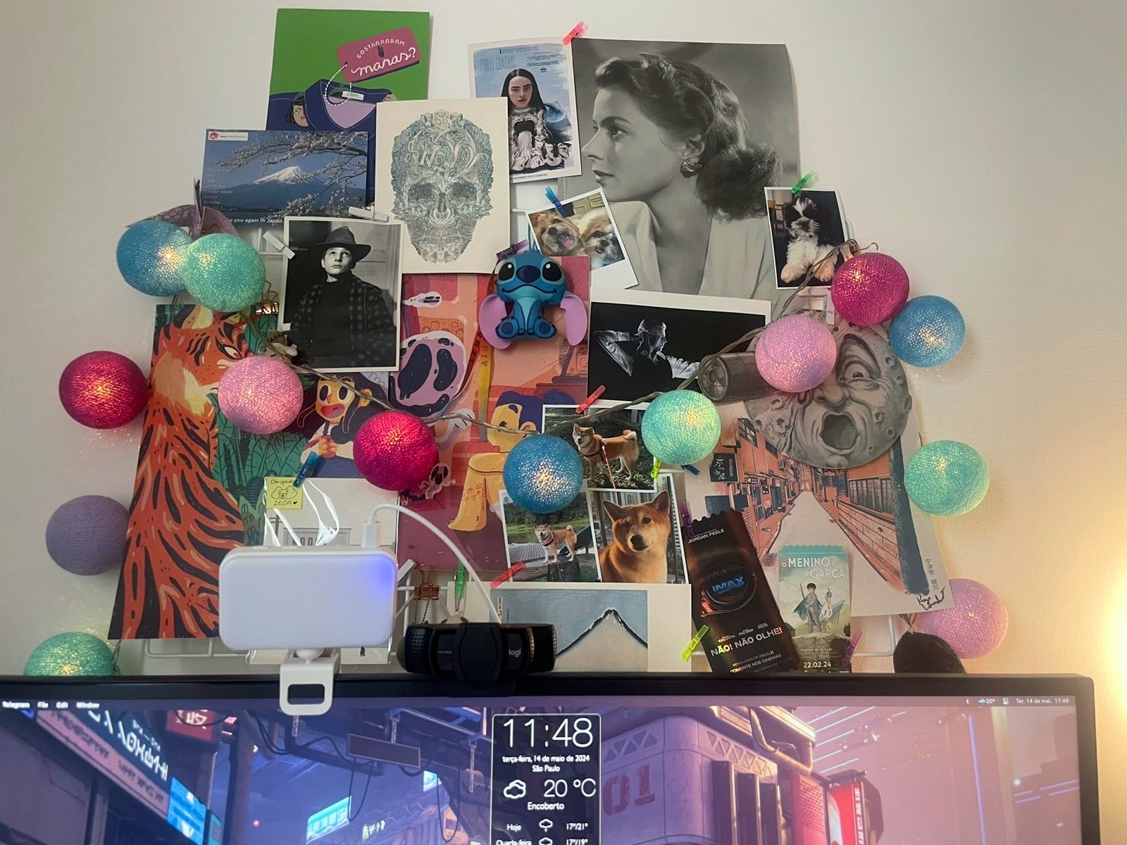 Detalhe da webcam e iluminação montados no monitor, e do painel atrás, na parede.