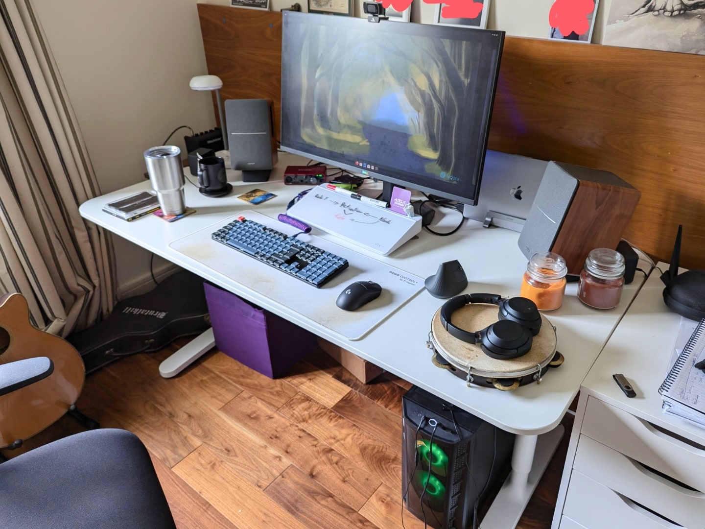 Visão ampla da mesa do Raphael, mostrando o PC embaixo da mesa e parte da cadeira.