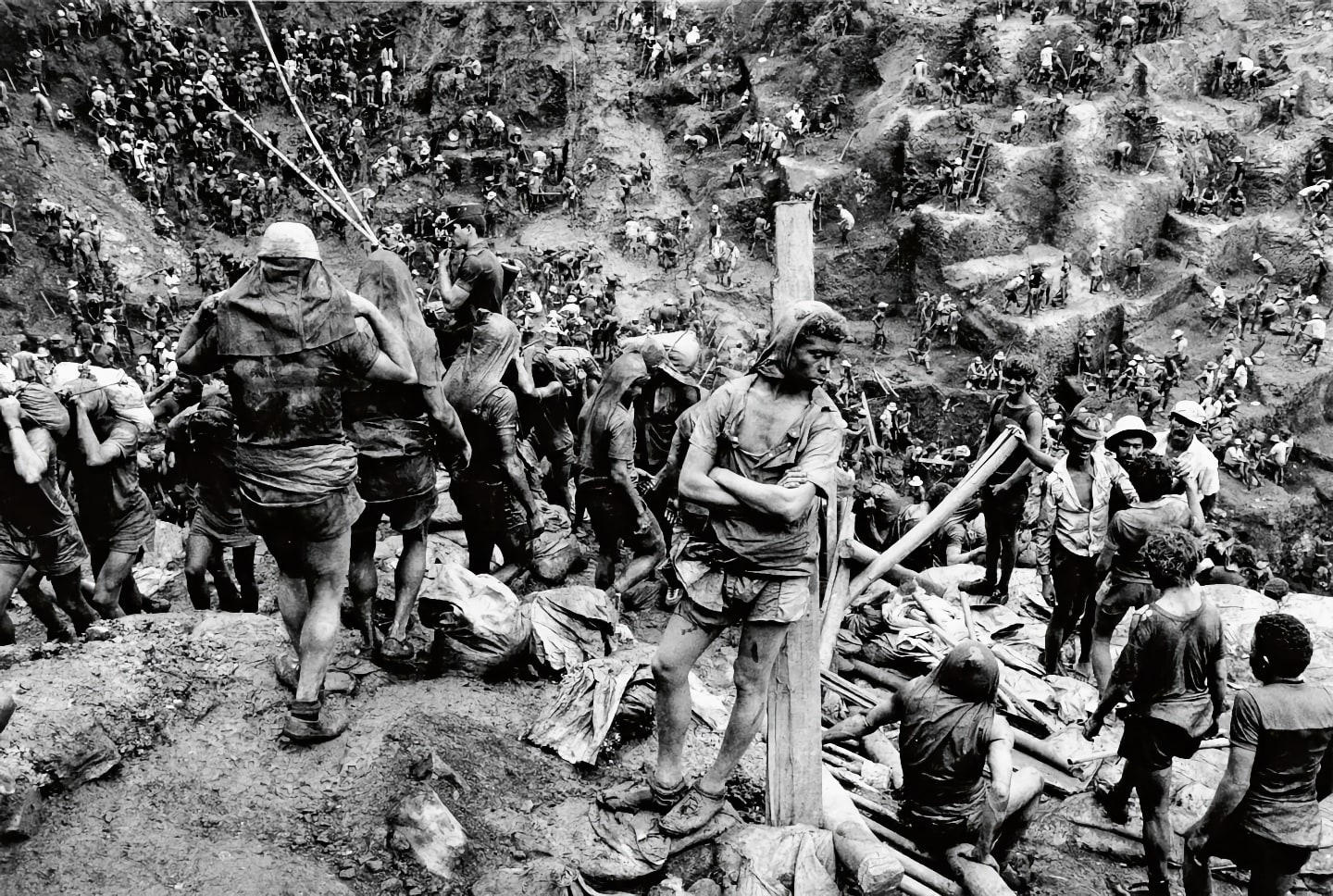 Foto em preto e branco de milhares de trabalhadores na Serra Pelada.