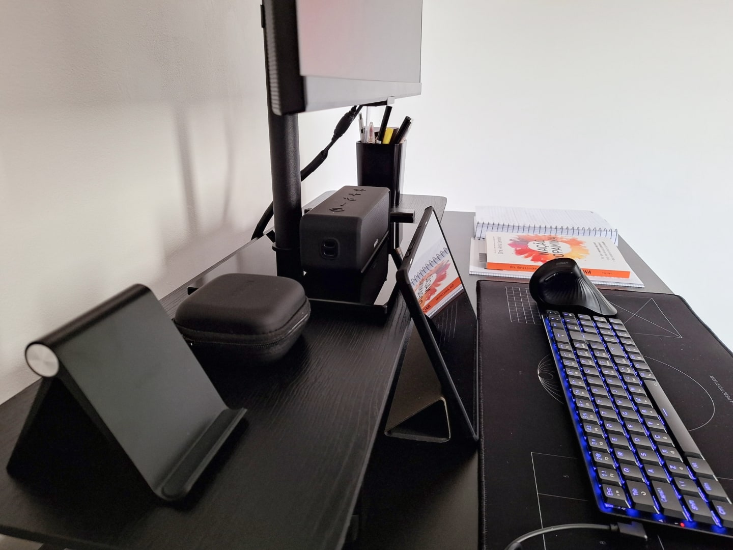 Foto em detalhe, de lado, da mesa do Eduardo Souza.