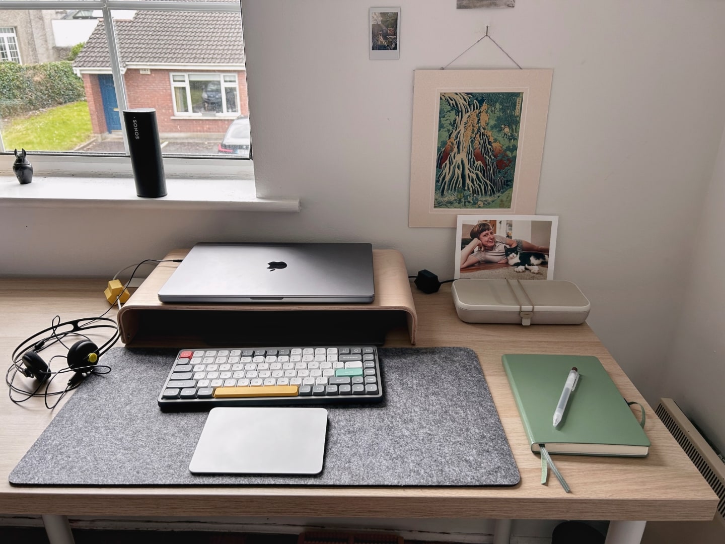 Foto de frente da mesa, com o notebook fechado.