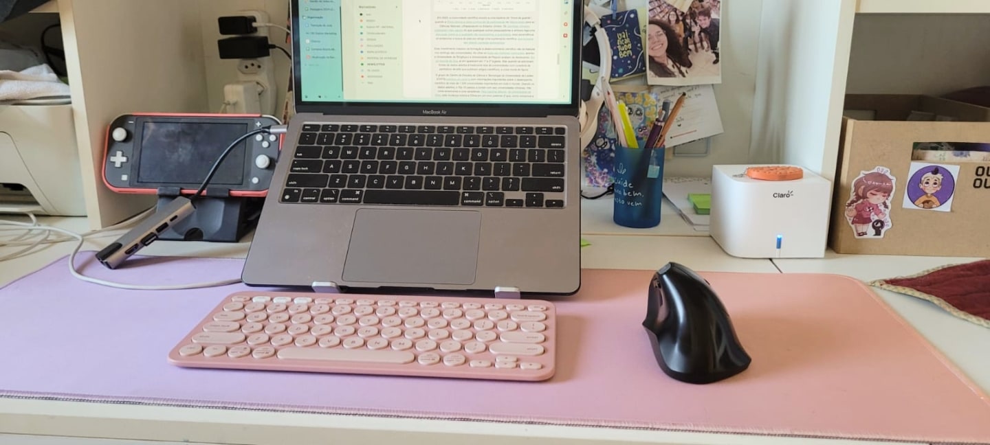 Detalhe dos acessórios (mouse vertical e teclado).