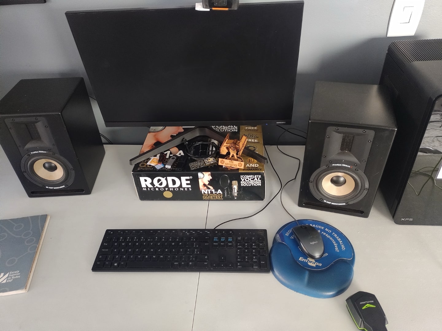 Detalhe da mesa de trabalho doméstica do Ricardo.