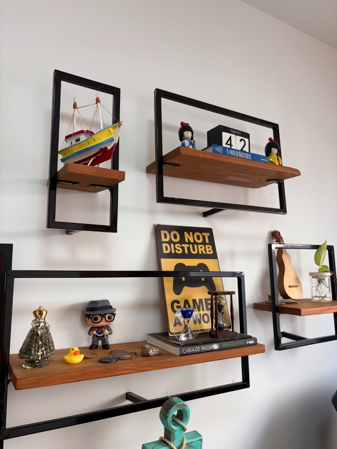 Itens decorativos em prateleiras suspensas na parede.