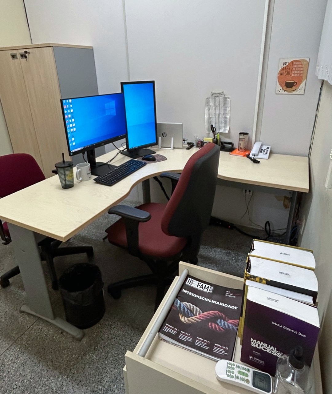 Foto mais “aberta” da mesa em “L”, mostrando ela inteira e a cadeira.