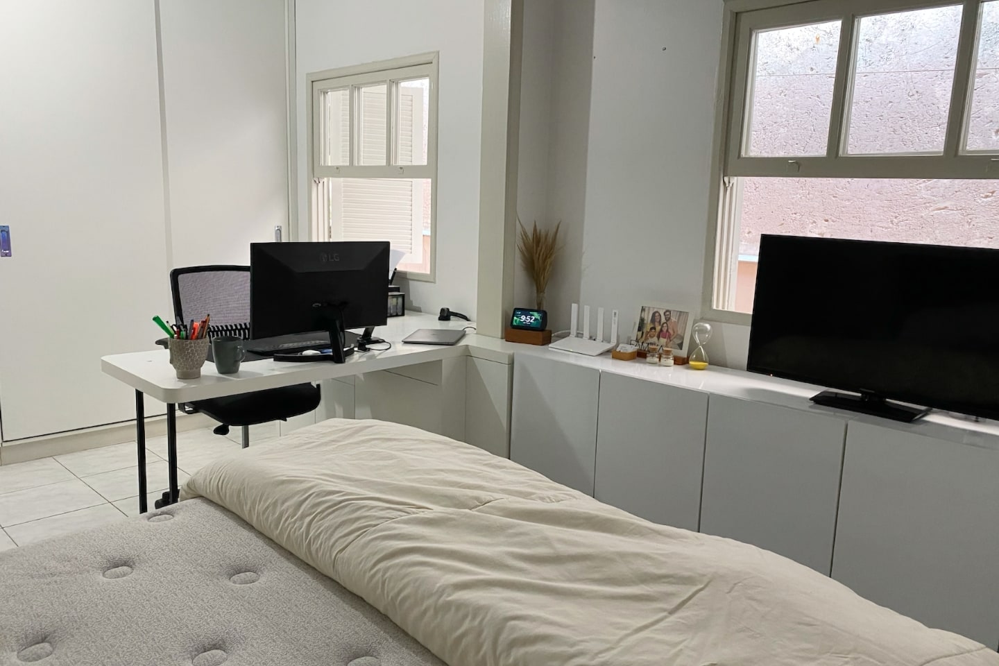 Vista oposta da mesa, a partir da cama.