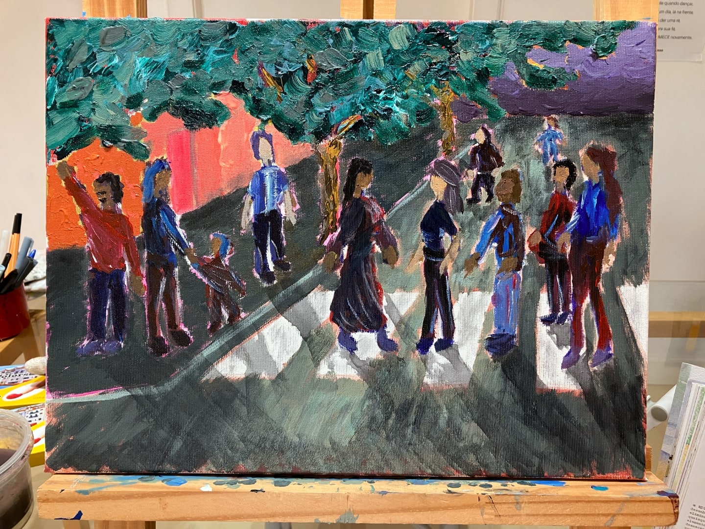 Pintura de uma esquina, com várias pessoas na calçada e sobre a faixa de pedestres, com árvores no topo e o horizonte ao fundo.