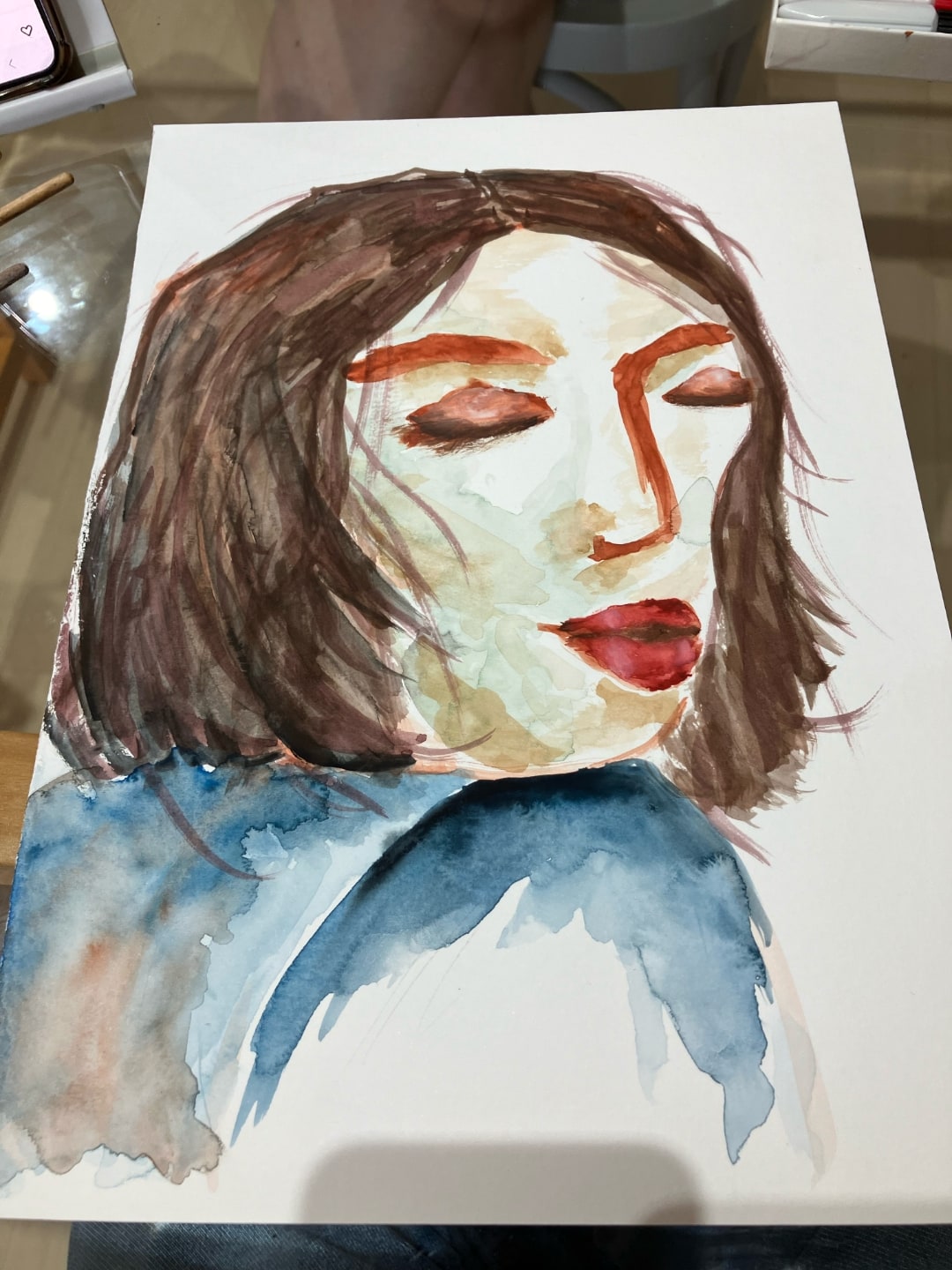 Pintura em aquarela de uma mulher de cabelos médios, olhos fechados, olhando por cima do ombro.