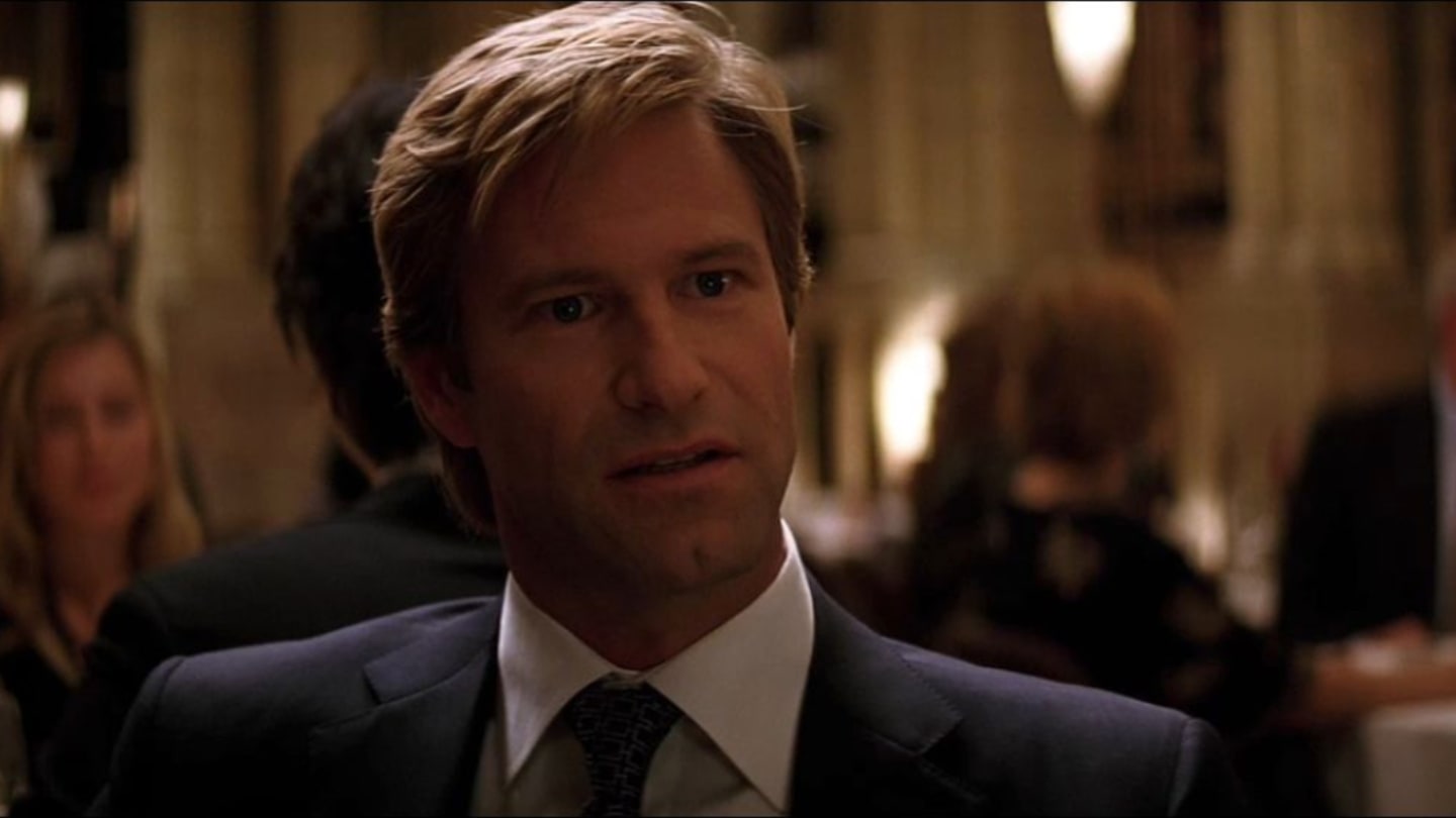 Aaron Eckhart interpretando Harvey Dent na cena em que a personagem diz “You either die a hero, or you live long enough to see yourself become the villain”.