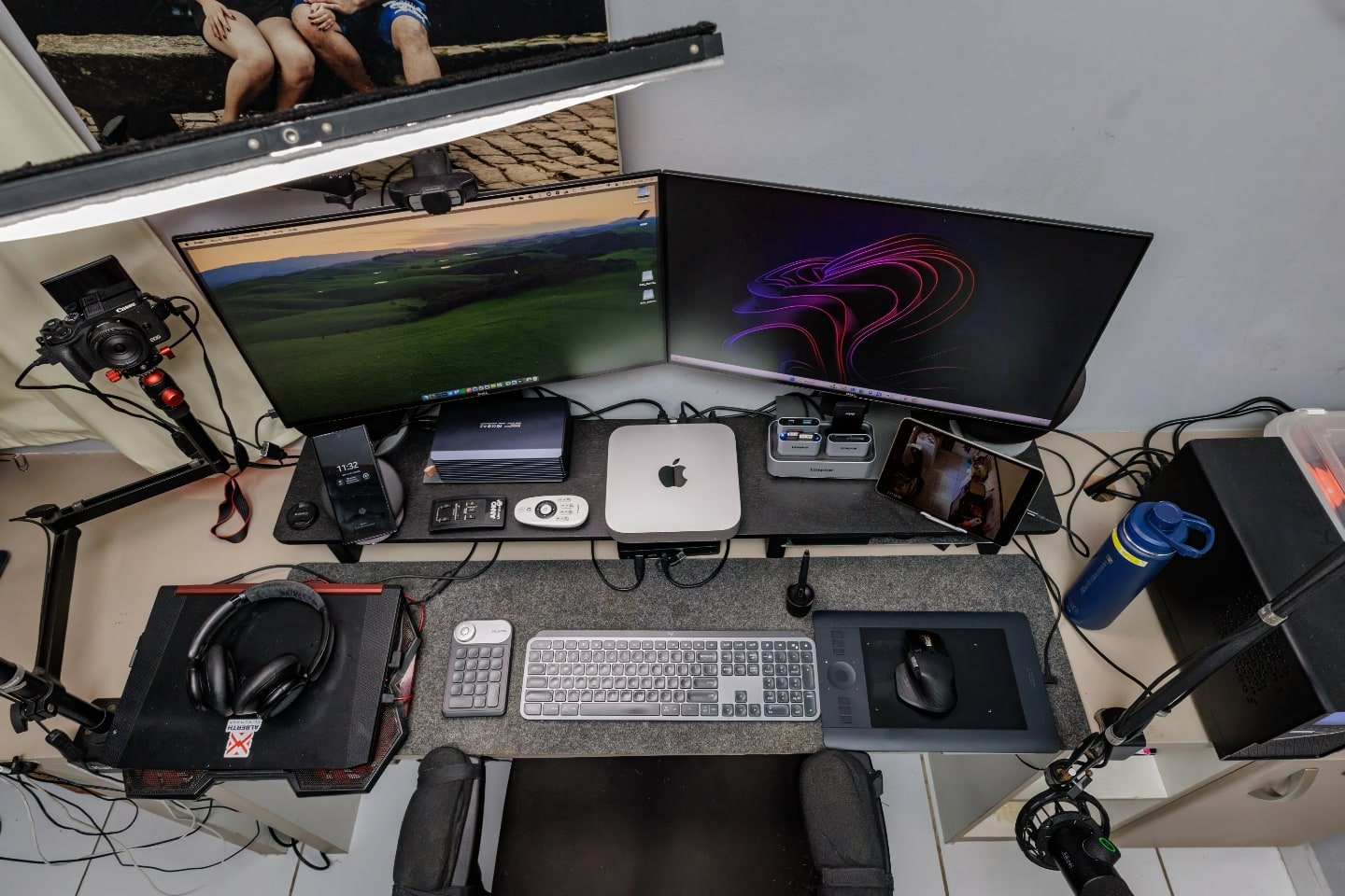 Foto de cima da mesa de trabalho do Alberth.