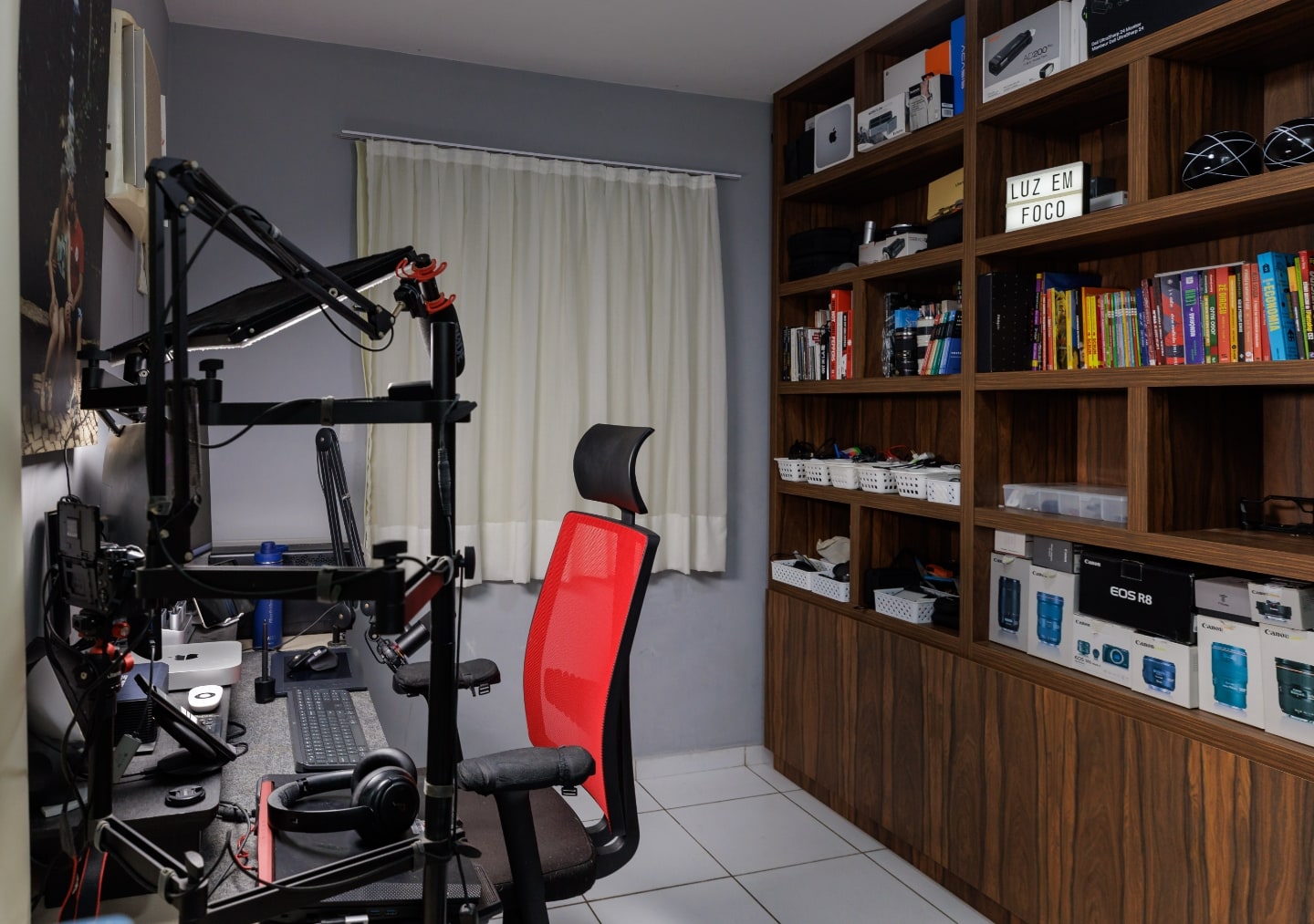 Detalhe da cadeira e da estante do Alberth.