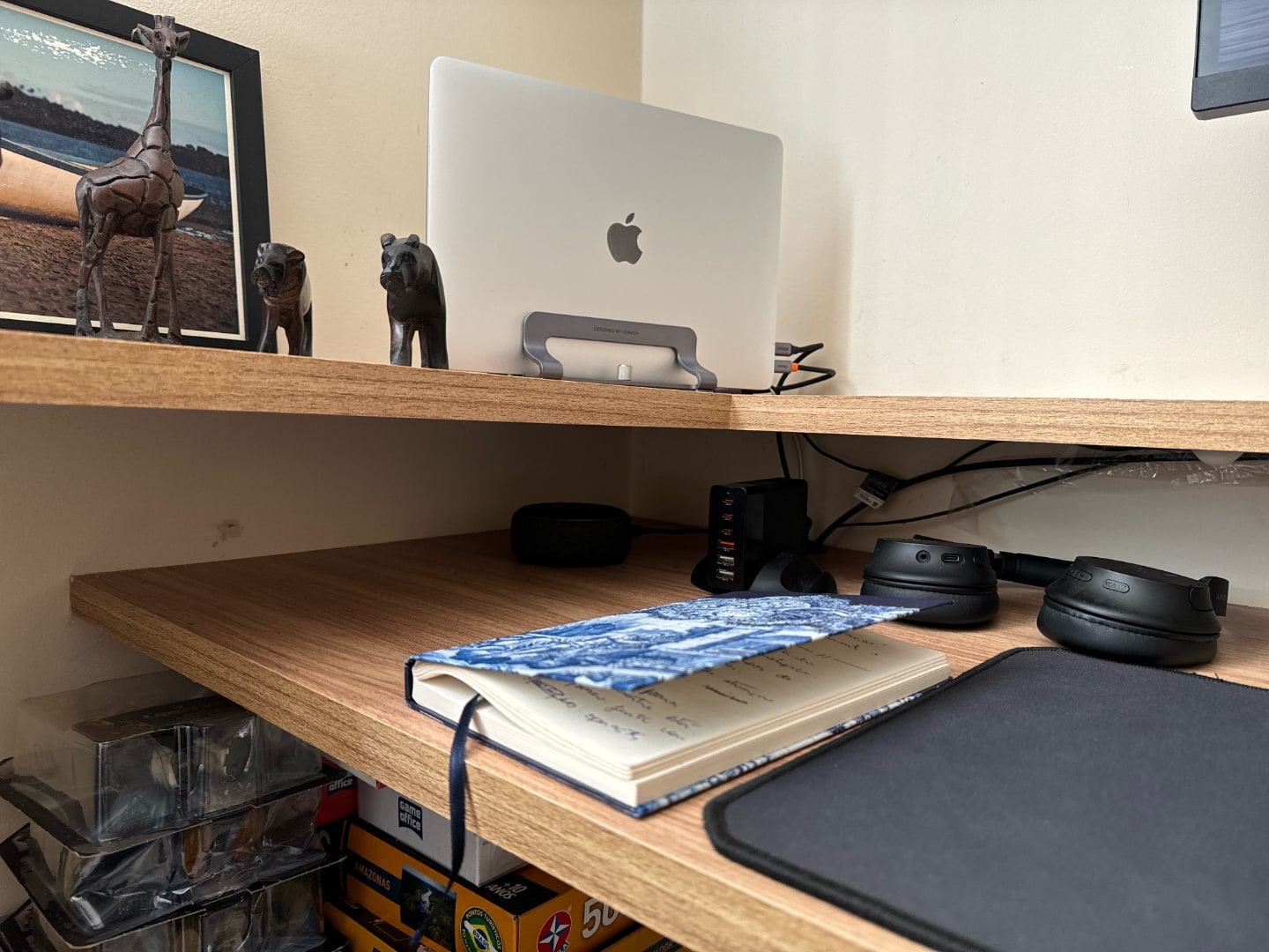 Detalhe do mousepad, caderno e notebook fechado na vertical.