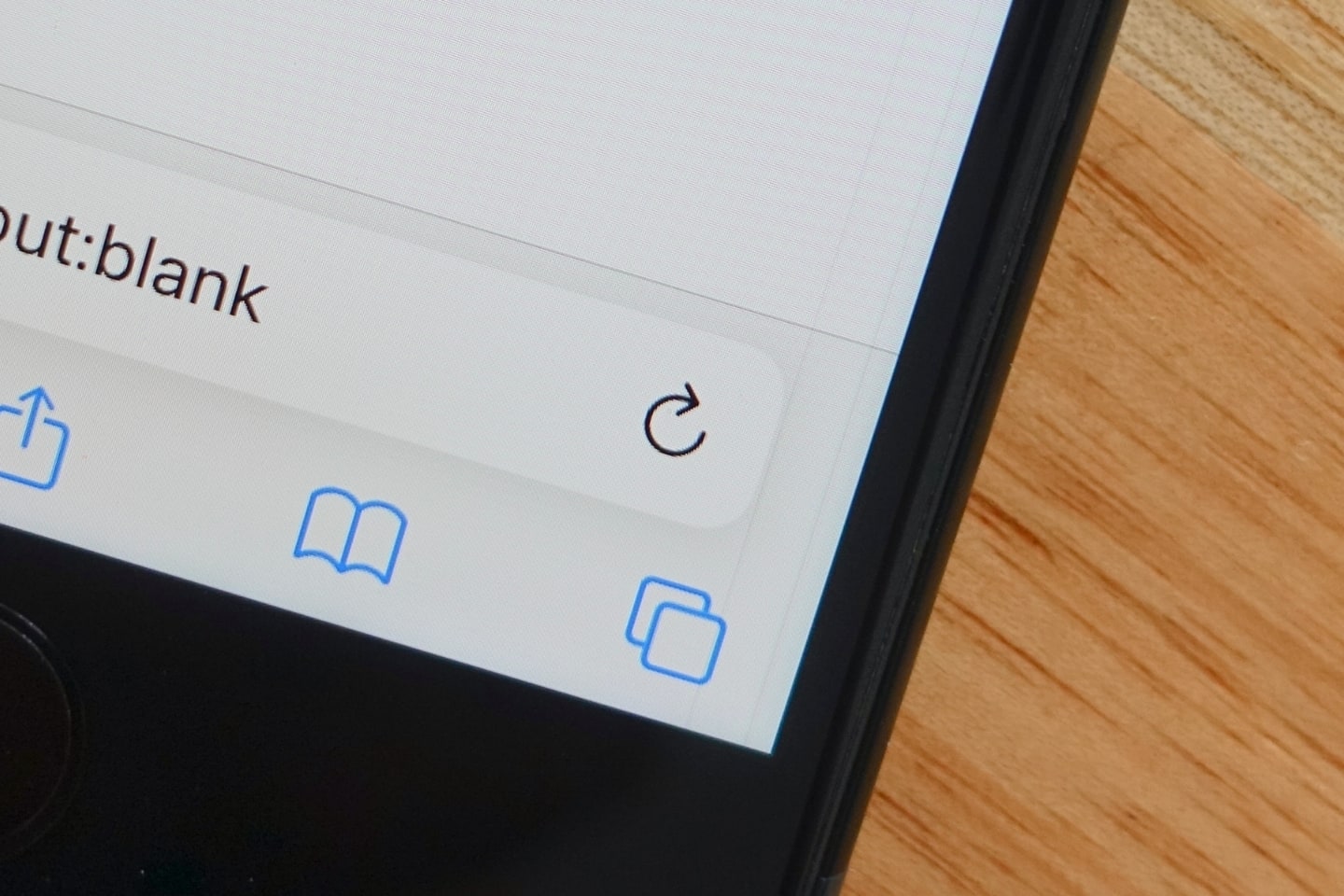 Detalhe da tela do iPhone SE, com duas linhas verticais cinzas no canto direito.