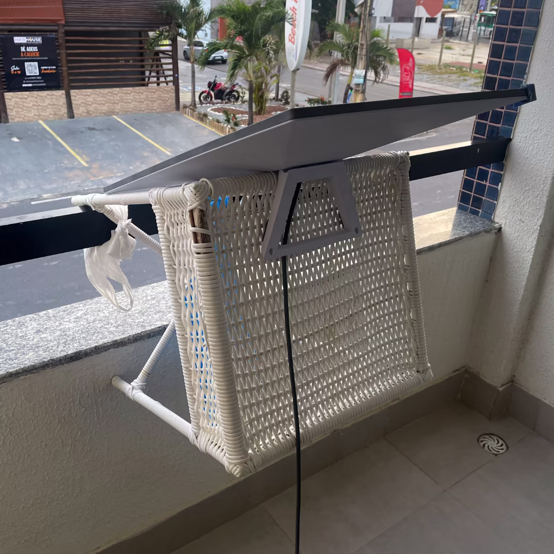 Antena da Starlink pendurada em uma varanda.