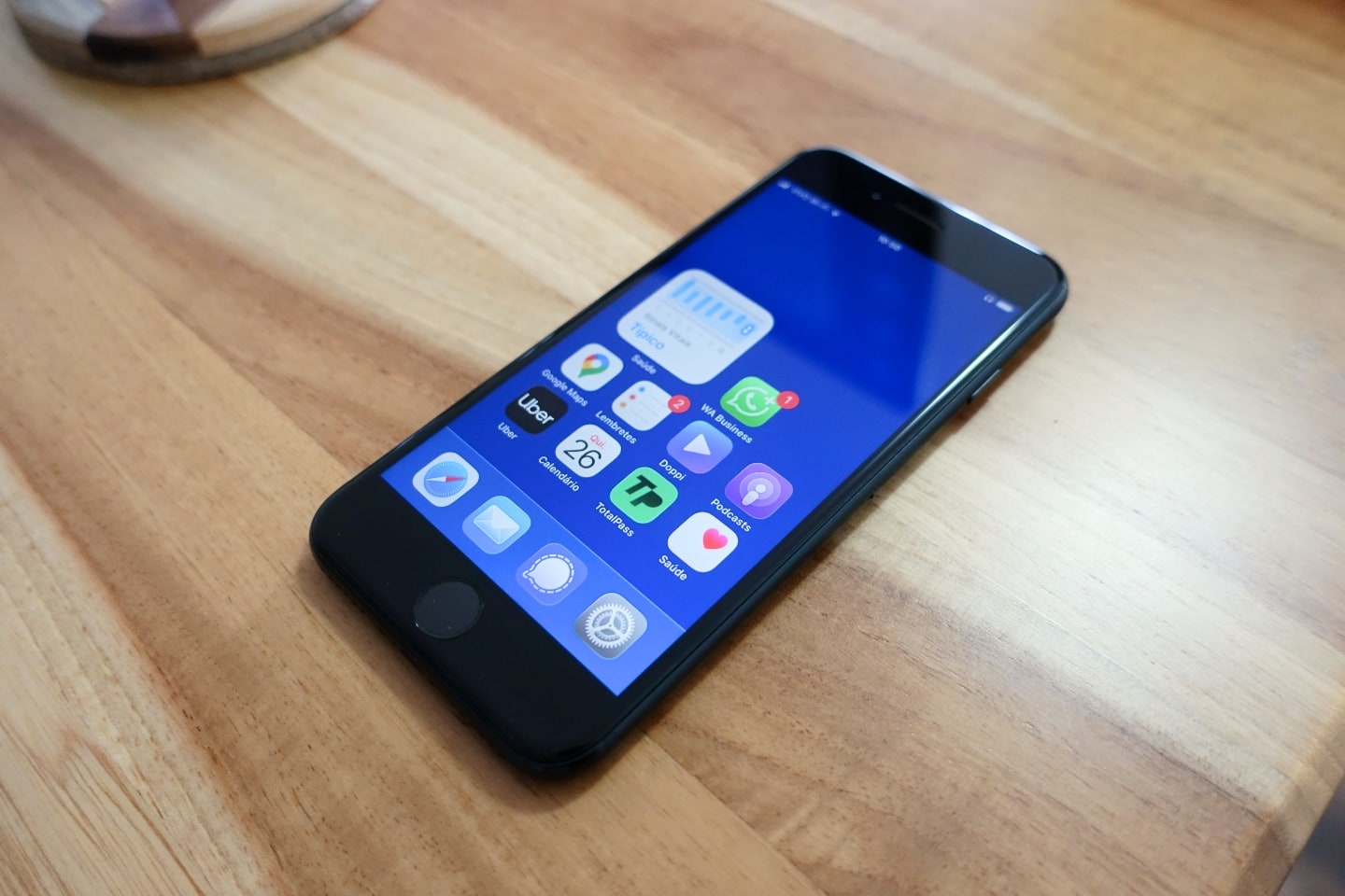 Detalhe da tela inicial do iPhone SE (2022).