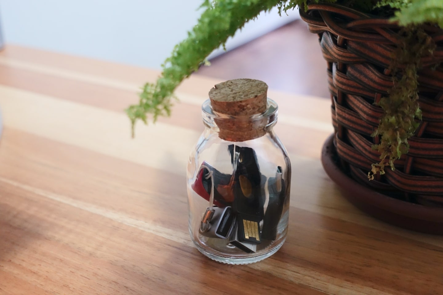 Detalhe do pote de sais com alguns pen drives e adaptadores dentro.