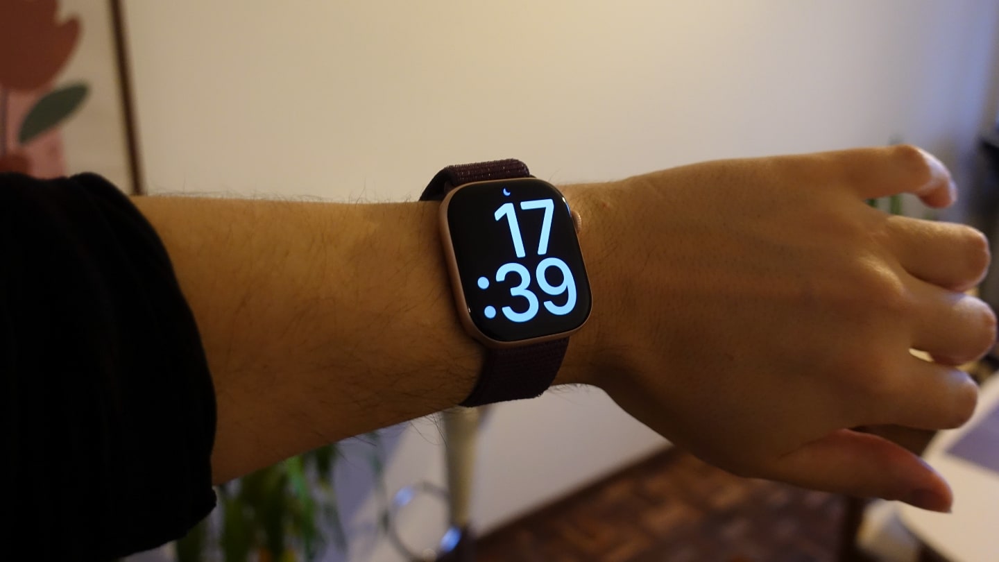 Foto do Apple Watch Series 10 no braço levantado, exibindo o horário 17h39.