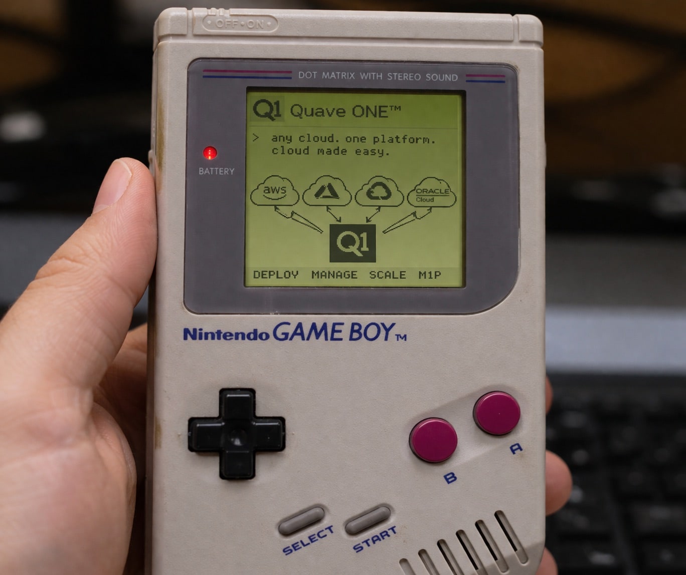 Game Boy com um organograma de nuvens compatíveis com o Quave One na tela.