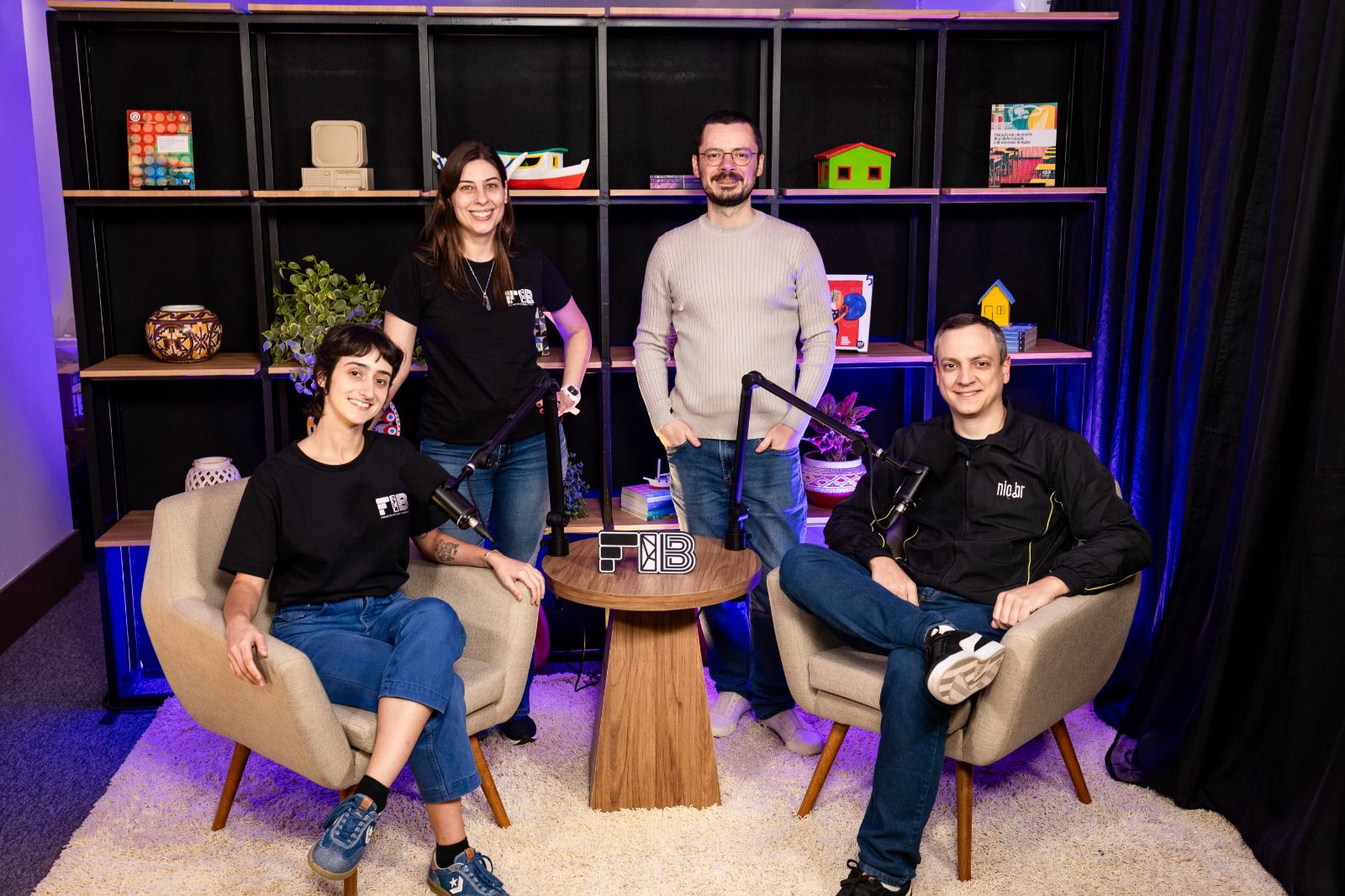 Podcast team on set: Laura Molinari, Taís Stoffelli, Rodrigo Ghedin, and Pedro Boneto.