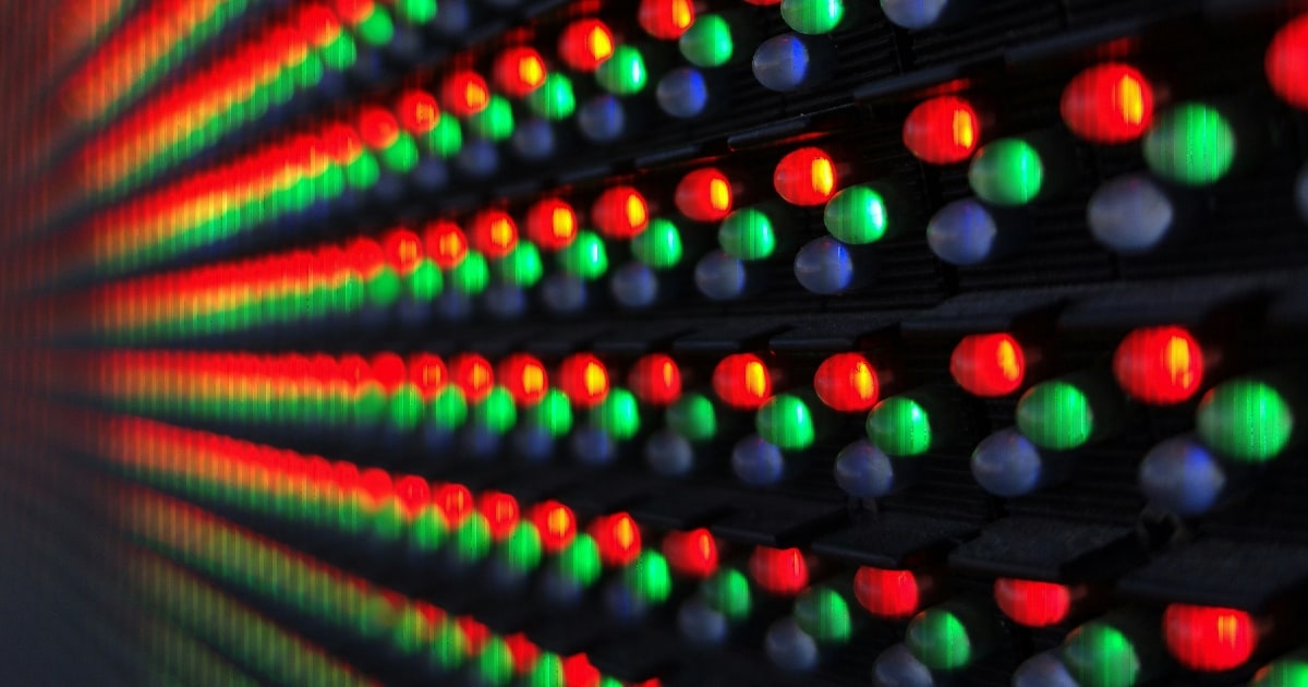 Foto em close de uma tela, mostrando os pontos luminosos RGB.