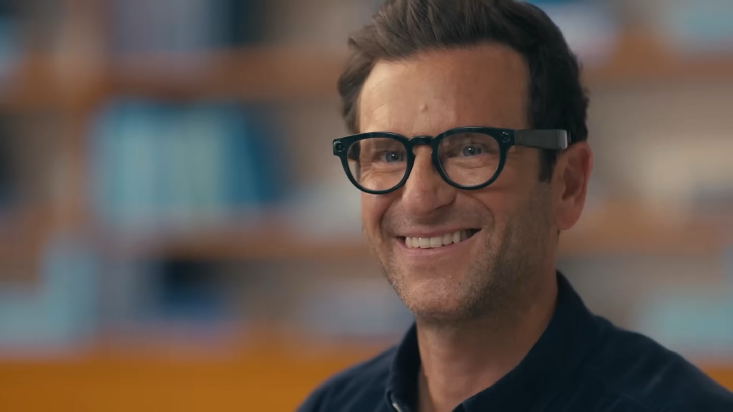 Homem sorrindo com os óculos do Google/Samsung.