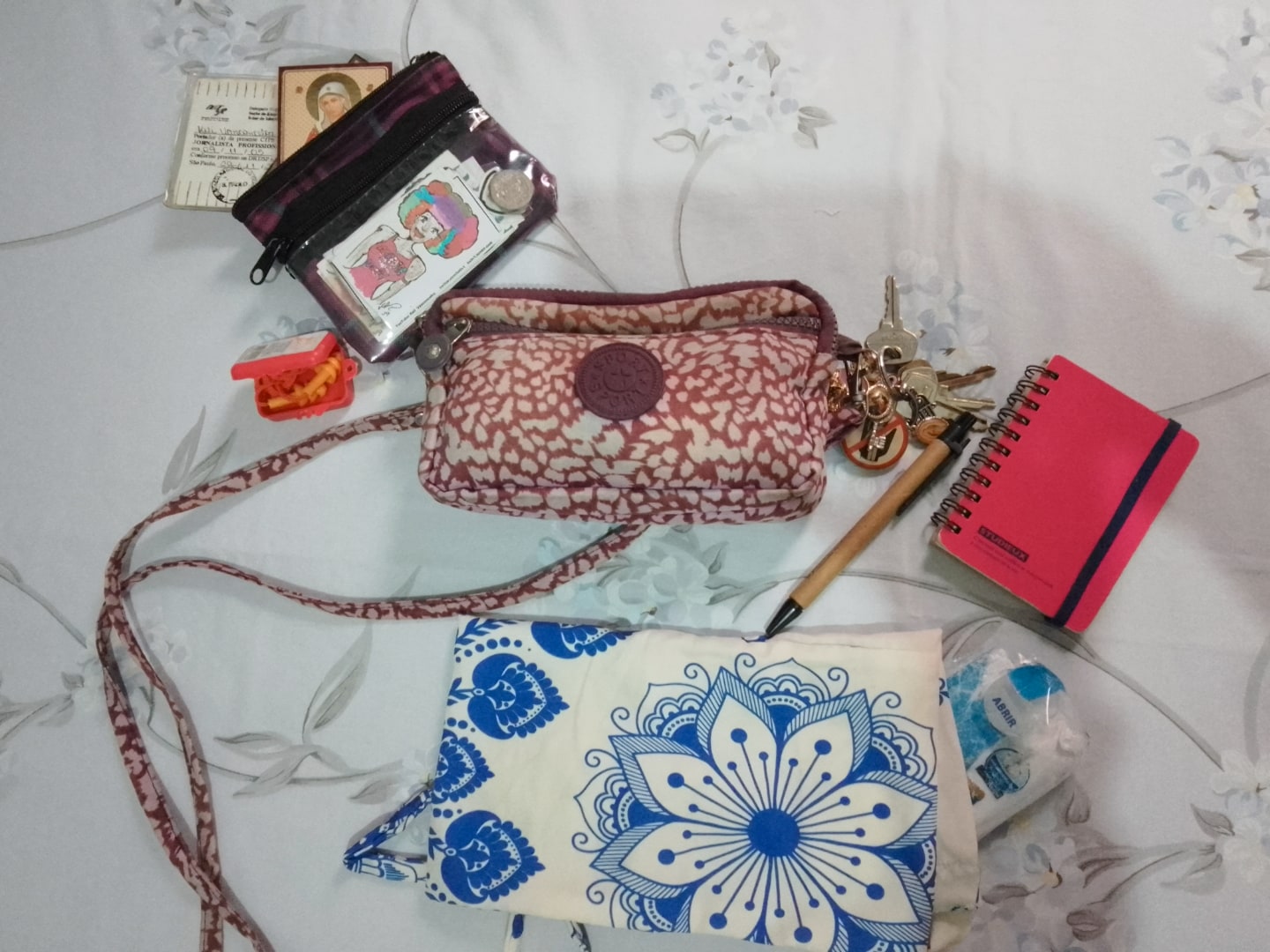 Foto de cima dos itens na bolsa “podre” da Keli.