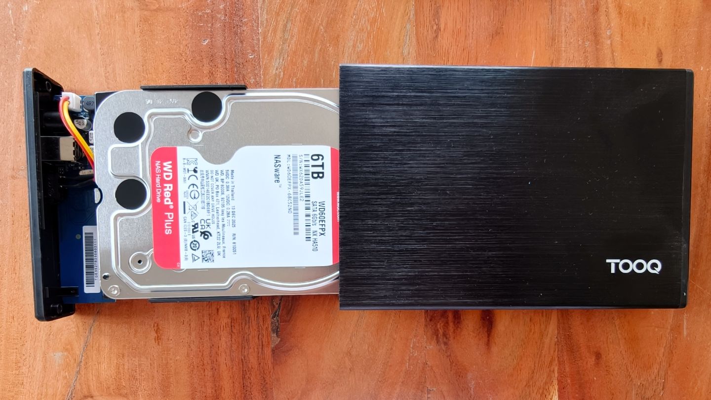 HD de 6 TB em uma bandeja (“case externo”) parcialmente aberta.