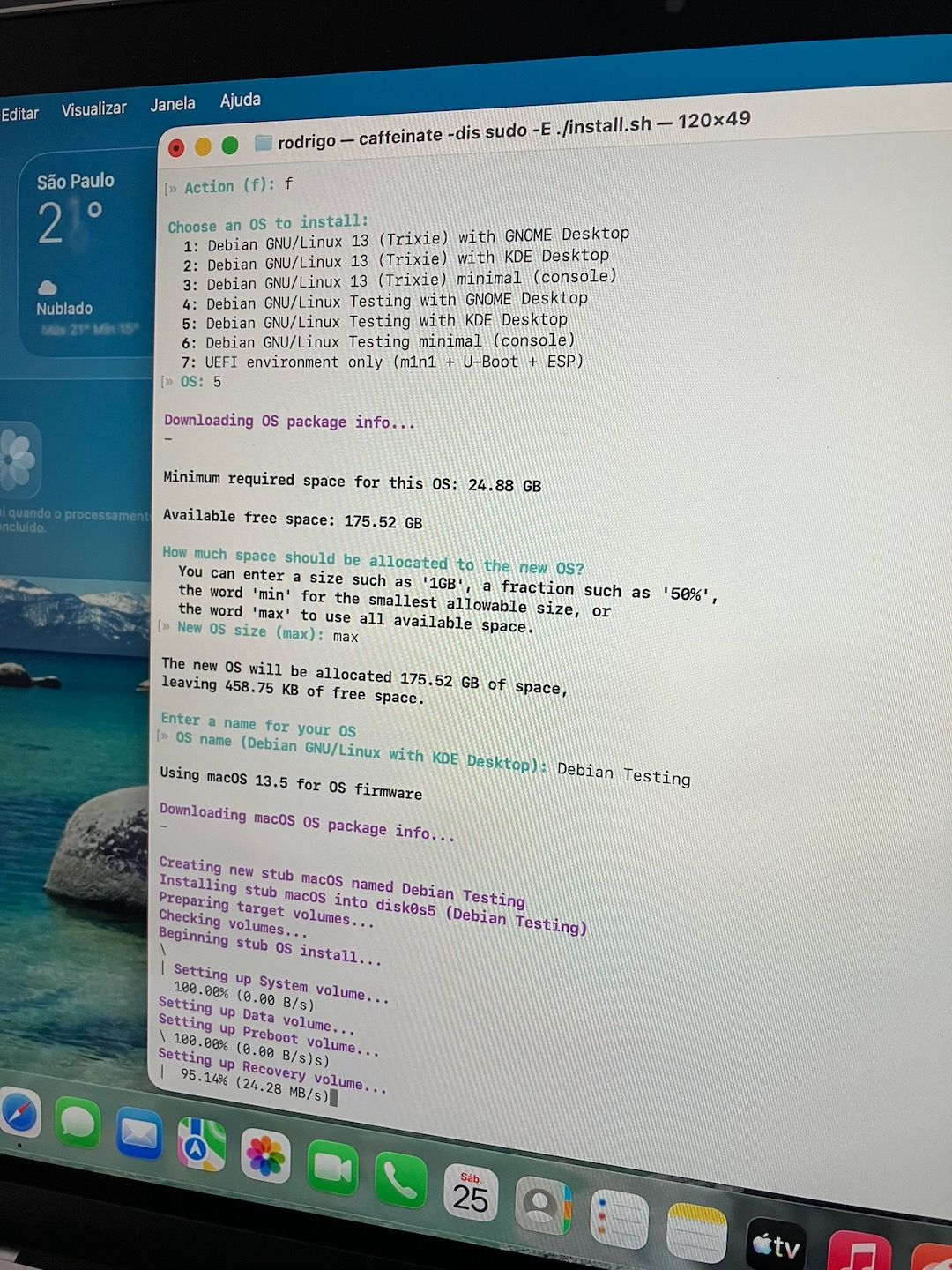 Foto do terminal do macOS, rodando o script que instala o Debian em Macs com chips da Apple.