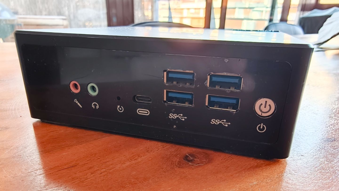 Foto da frente do mini PC usado pelo Lucas.