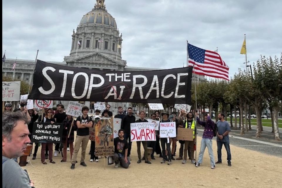 Pessoas com cartazes protestando contra a IA, em frente ao Capitólio, nos EUA.